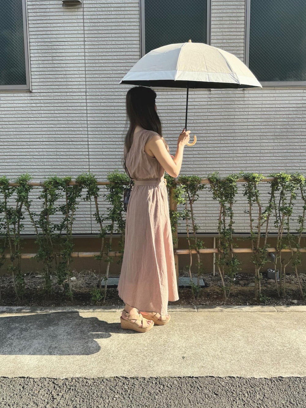 「シンプルコーデ、夏コーデ、折りたたみ傘、雨の日コーデ、waterfront、サンダルコーデ、日傘、オトナ女子、ワンピース」｜「Waterfrontの日傘　COKAGE+ 木の手元　２WAY（折りたたみ傘、ベージュ系）」を使った、kotori ¨̮さん（レディース・157cm）の春コーディネートの2枚目の写真