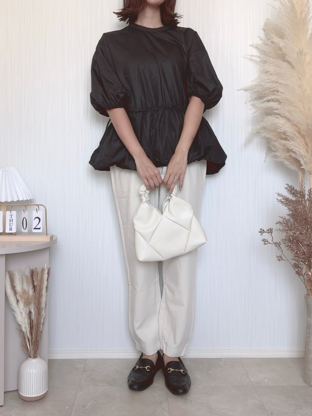 ブラック系のシャツ/ブラウス、ベージュ系のその他パンツ、ブラック系のローファーを着用したレディースの秋コーディネートの2枚目の写真