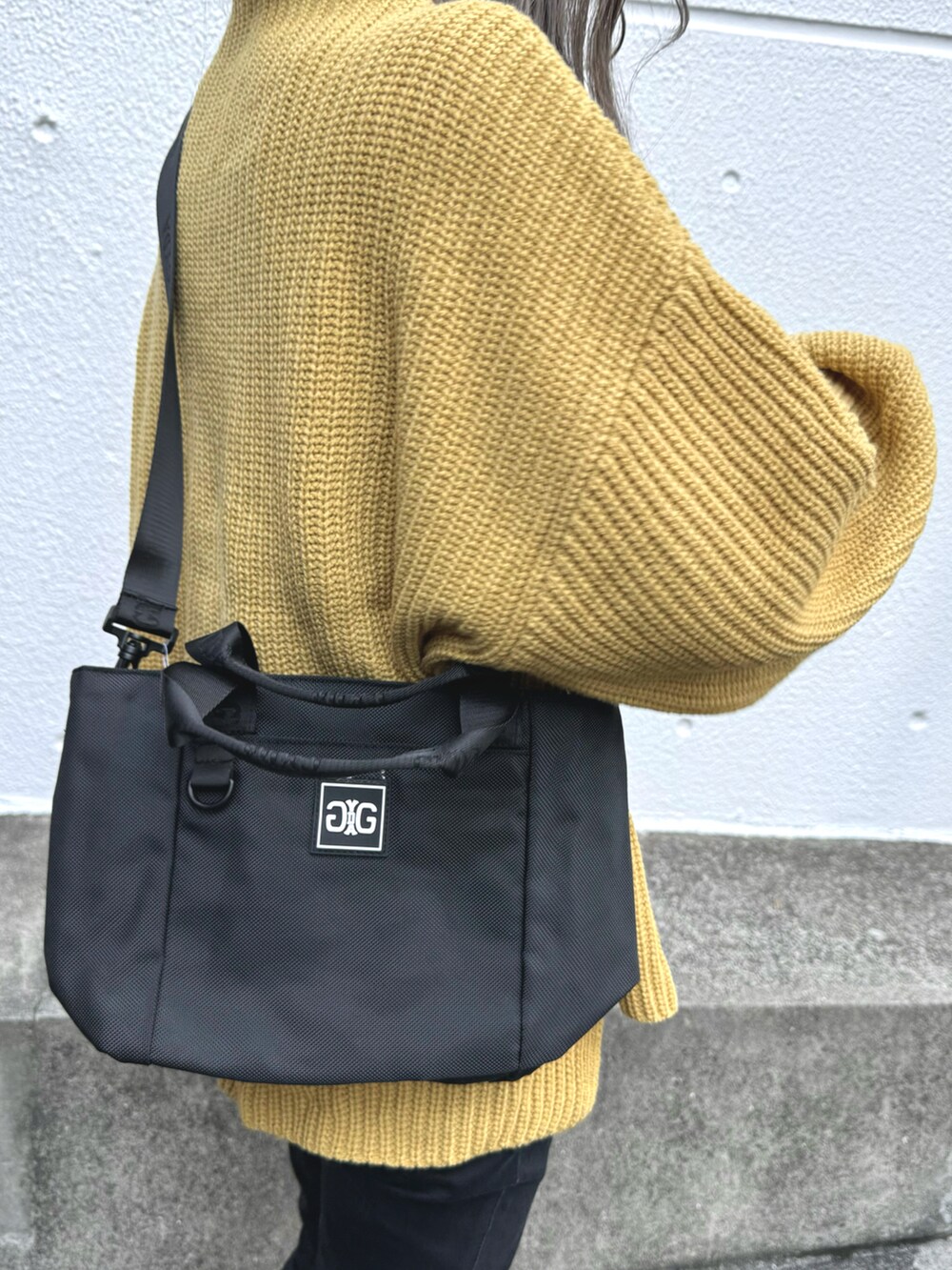 「ファッションを楽しもう、バッグ、ショルダーバッグ、トートバッグ、PR、ゆったりコーデ、イエロー、スキニー、ブーツ」｜「GYDAのGYDA(ジェイダ)2WAYミニトートバッグ　ショルダーバッグ / ラバーワッペン GY-B141（トートバッグ、ブラック系）」を使った、kotori ¨̮さん（レディース・157cm）の秋コーディネートの3枚目の写真