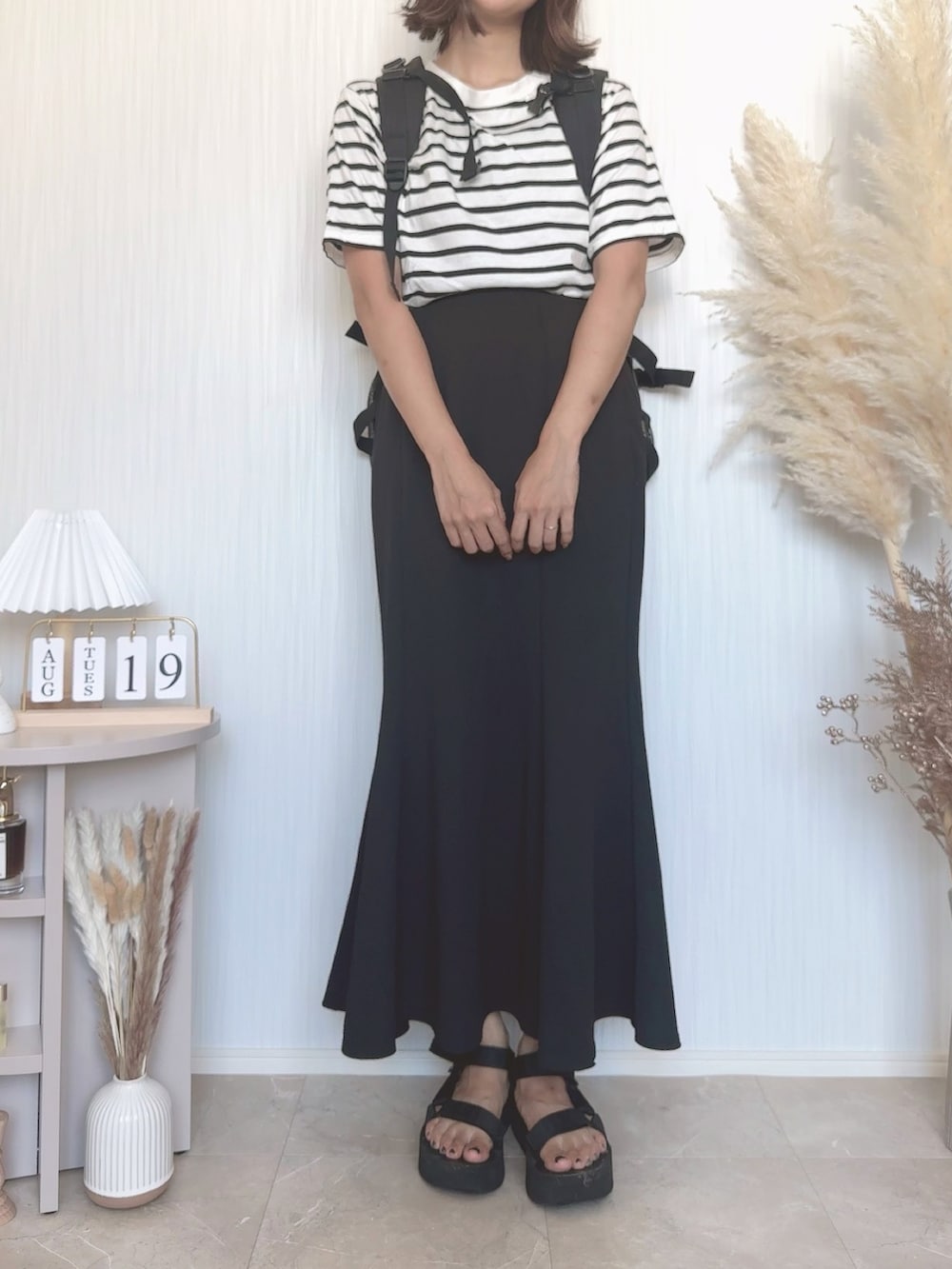 ホワイト系のTシャツ/カットソー、ブラック系のサンダルを着用したレディースの夏コーディネートの5枚目の写真