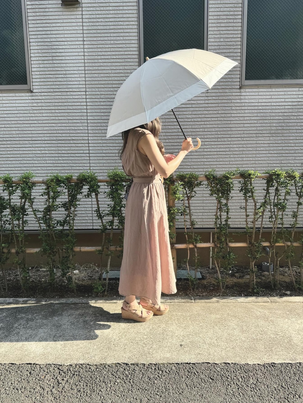 「シンプルコーデ、夏コーデ、折りたたみ傘、雨の日コーデ、waterfront、サンダルコーデ、日傘、オトナ女子、ワンピース」｜「Waterfrontの日傘　COKAGE+ 木の手元　２WAY（折りたたみ傘、ベージュ系）」を使った、kotori ¨̮さん（レディース・157cm）の春コーディネートの3枚目の写真