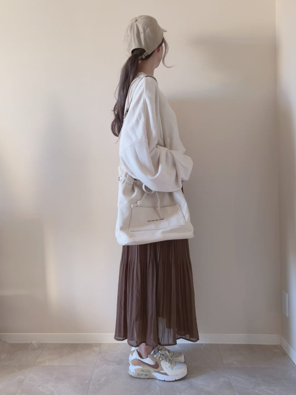 「秋服まるっと大公開、初秋コーデ、秋冬コーデ、ボリューム袖、キャップ、スウェット、プリーツスカート、スニーカーコーデ、オーバーサイズ、ビッグシルエット」｜「MERLOTのゆるゆるボリューム袖スウェット（スウェット、ベージュ系）」を使った、kotori ¨̮さん（レディース・157cm）の秋コーディネートの2枚目の写真