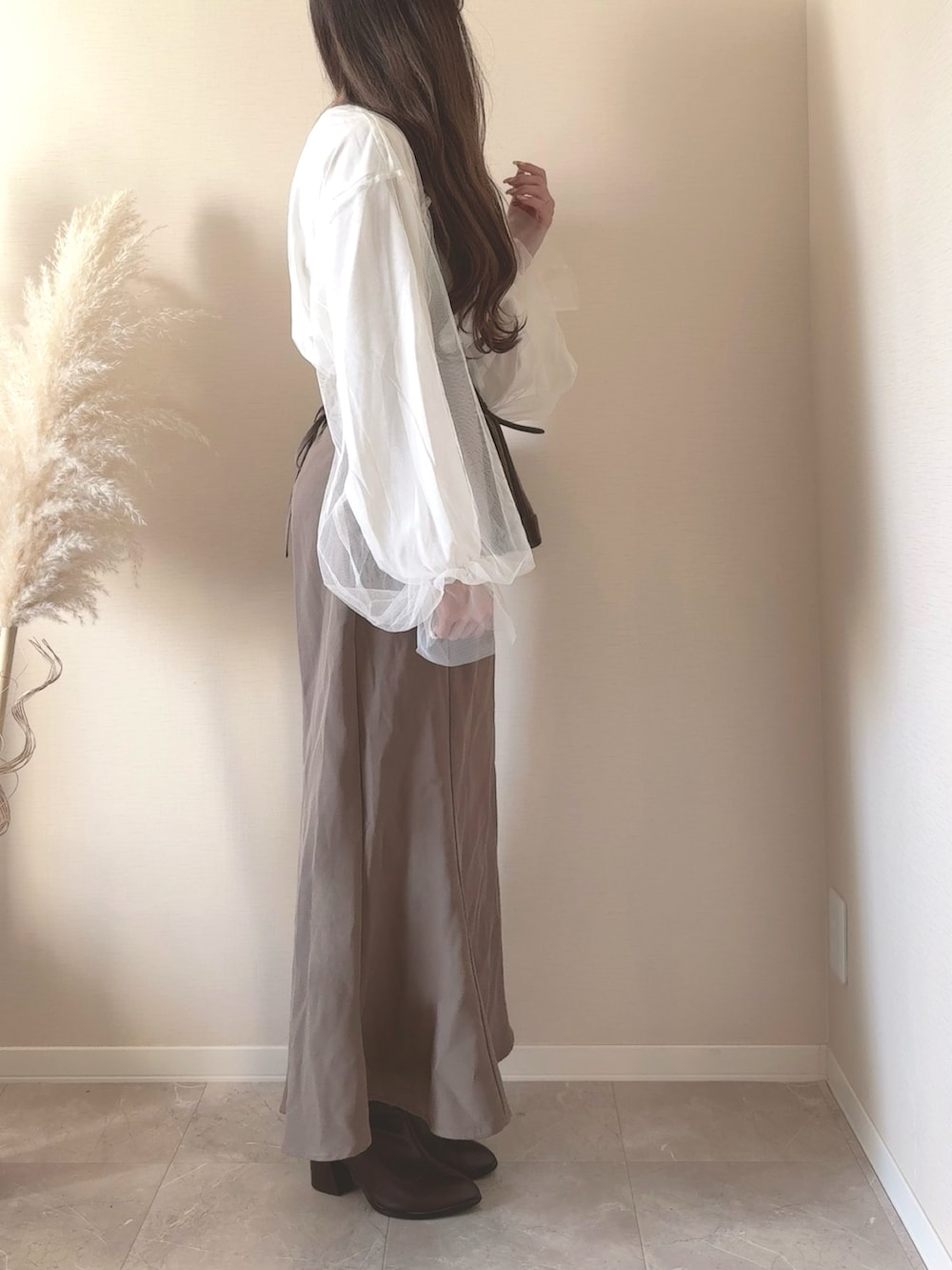 ブラウン系のトートバッグ、ホワイト系のTシャツ/カットソー、ブラウン系のスカートを着用したレディースの春コーディネートの4枚目の写真