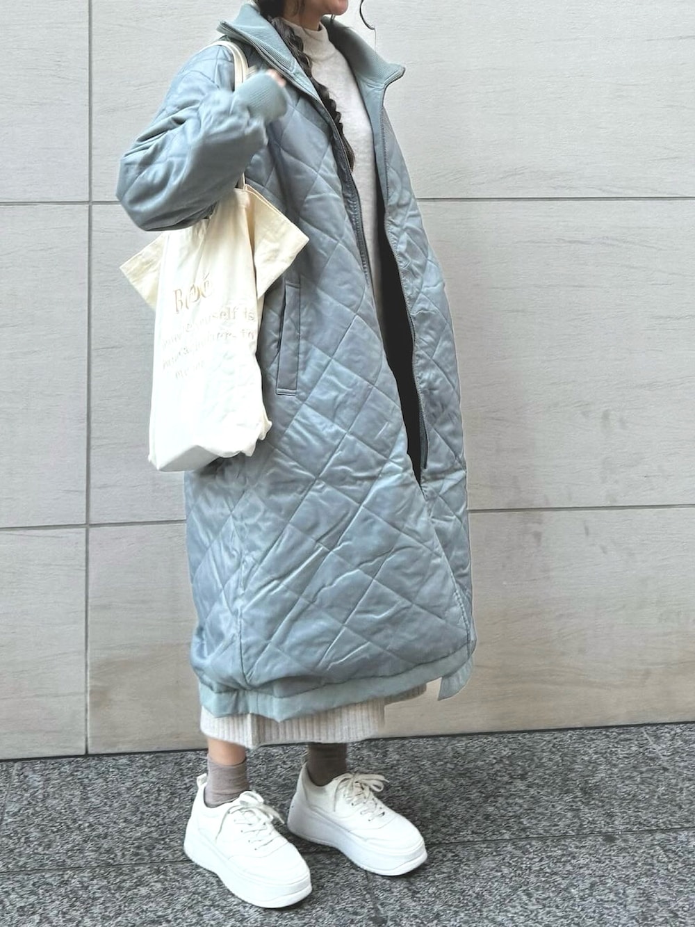 「クリスマスに着たい服、マイベストコーデ2023、冬アウター、キルティング、韓国ファッション、ワンピース、休日スタイル、ロングコート、ニット帽、スニーカー」｜「Javaの《Javaジャバコラボ》大人のこなれ感 2way スタンドカラー リバーシブルロングコート（モッズコート、ブルー系）」を使った、kotori ¨̮さん（レディース・157cm）の冬コーディネートの2枚目の写真