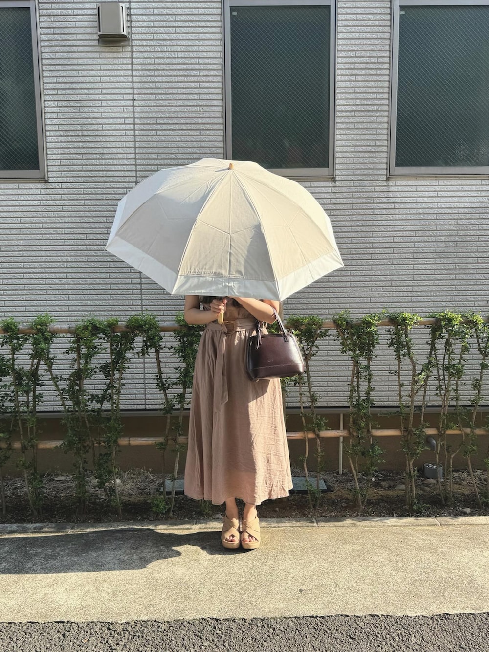 「シンプルコーデ、夏コーデ、折りたたみ傘、雨の日コーデ、waterfront、サンダルコーデ、日傘、オトナ女子、ワンピース」｜「Waterfrontの日傘　COKAGE+ 木の手元　２WAY（折りたたみ傘、ベージュ系）」を使った、kotori ¨̮さん（レディース・157cm）の春コーディネートの4枚目の写真