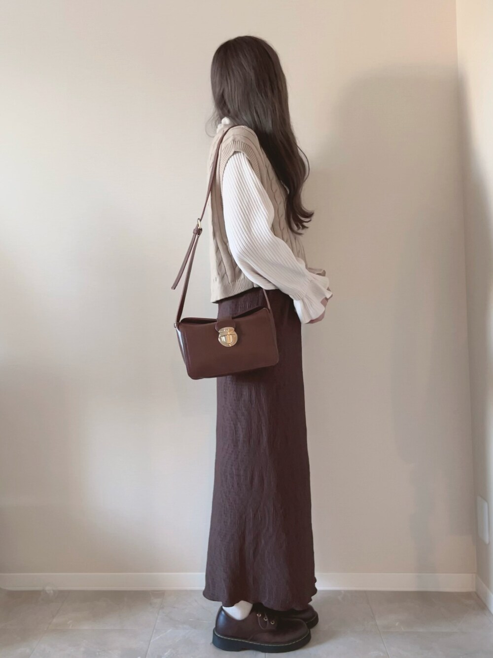 「秋服まるっと大公開、秋服コーデ、ベスト、ニットベスト、GU、しまむら、淡色コーデ、革靴、タイトスカート、ショルダーバッグ」｜「ADAM ET ROPE'の【WEB限定】クロスボディーバッグ（ショルダーバッグ、ブラウン系）」を使った、kotori ¨̮さん（レディース・157cm）の秋コーディネートの2枚目の写真