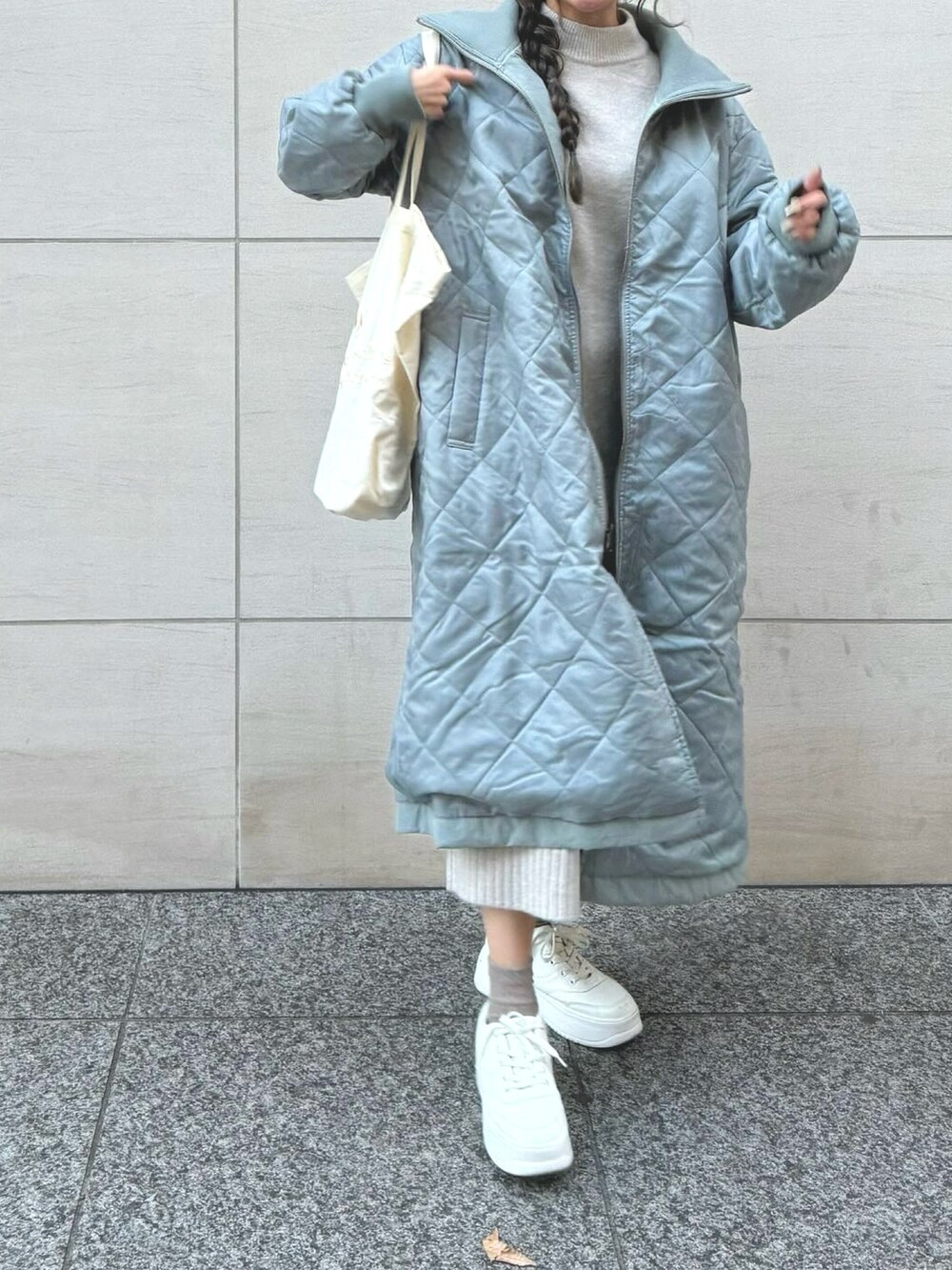「クリスマスに着たい服、マイベストコーデ2023、冬アウター、キルティング、韓国ファッション、ワンピース、休日スタイル、ロングコート、ニット帽、スニーカー」｜「Javaの《Javaジャバコラボ》大人のこなれ感 2way スタンドカラー リバーシブルロングコート（モッズコート、ブルー系）」を使った、kotori ¨̮さん（レディース・157cm）の冬コーディネートの3枚目の写真