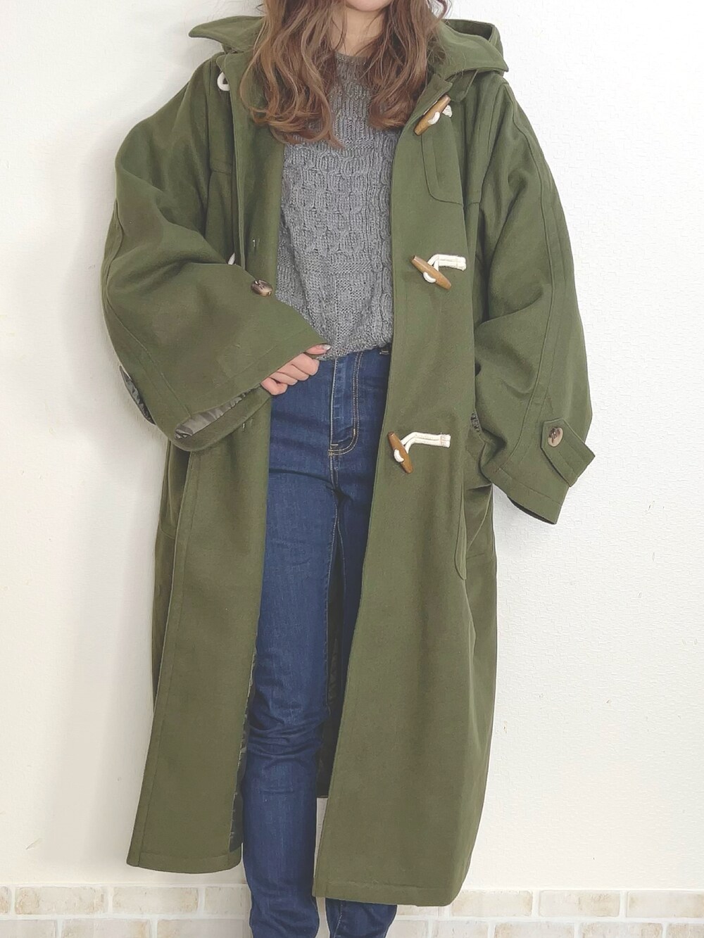 「クリスマスに着たい服、ダッフルコート、コート、カーキ、ケーブルニット、GU、スキニーデニム、スキニー、スニーカー、コンバース、キャスケット、カジュアルコーデ」｜「MERLOTの袖ボリュームダッフルコート（ダッフルコート、グリーン系）」を使った、kotori ¨̮さん（レディース・157cm）の冬コーディネートの3枚目の写真