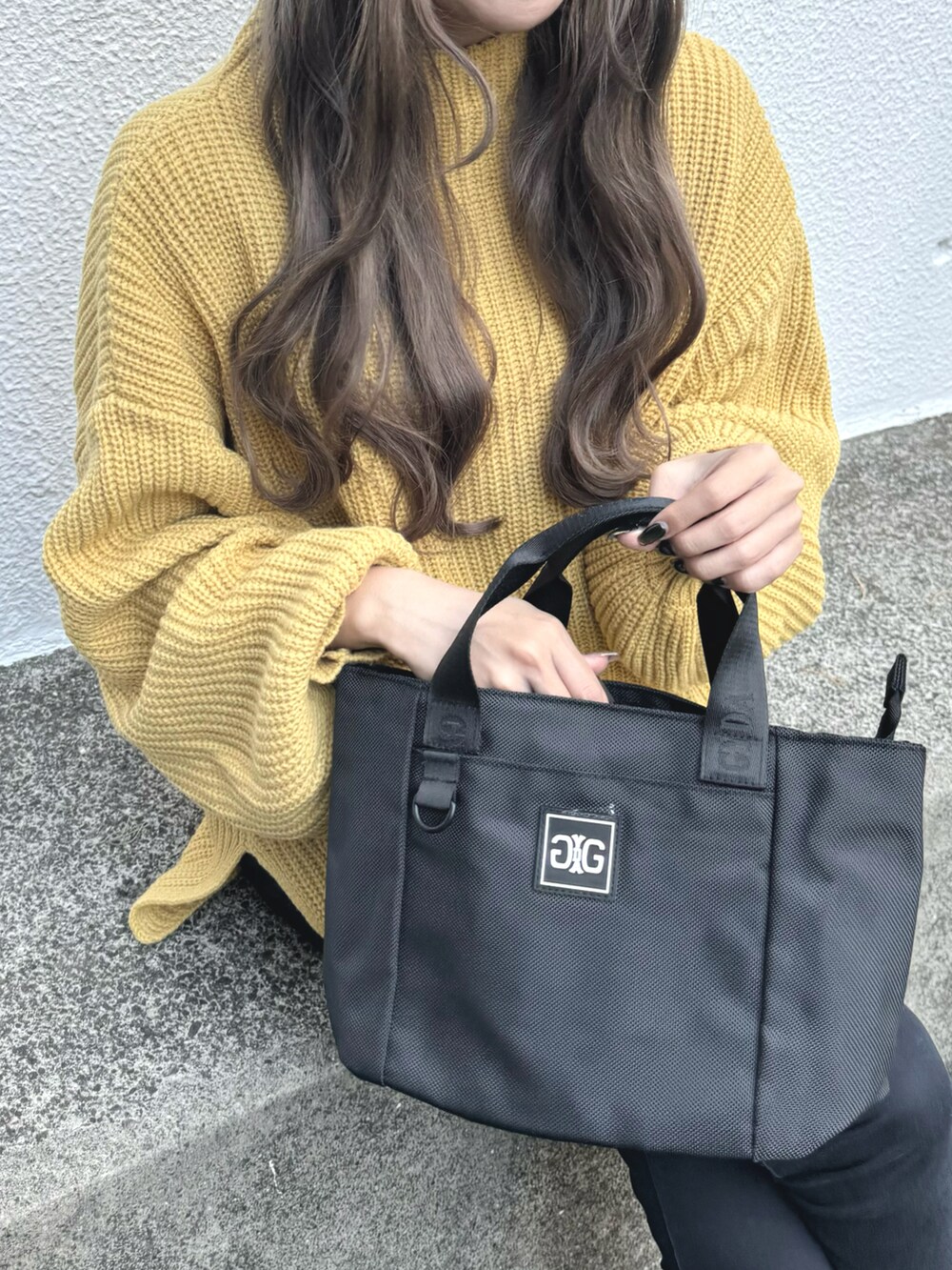 「ファッションを楽しもう、バッグ、ショルダーバッグ、トートバッグ、PR、ゆったりコーデ、イエロー、スキニー、ブーツ」｜「GYDAのGYDA(ジェイダ)2WAYミニトートバッグ　ショルダーバッグ / ラバーワッペン GY-B141（トートバッグ、ブラック系）」を使った、kotori ¨̮さん（レディース・157cm）の秋コーディネートの2枚目の写真