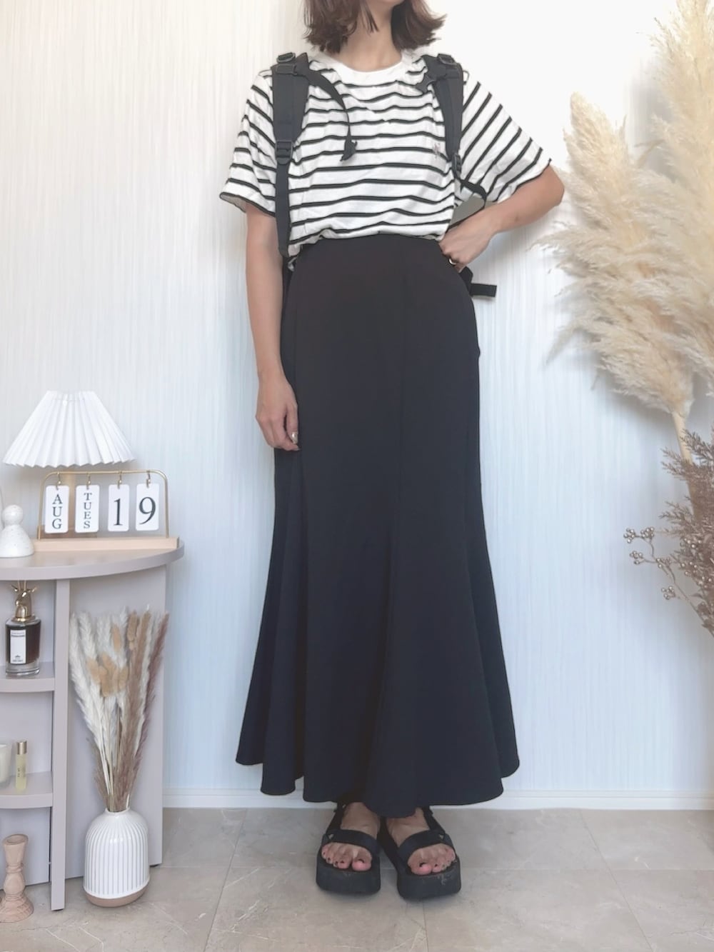 ホワイト系のTシャツ/カットソー、ブラック系のサンダルを着用したレディースの夏コーディネートの2枚目の写真