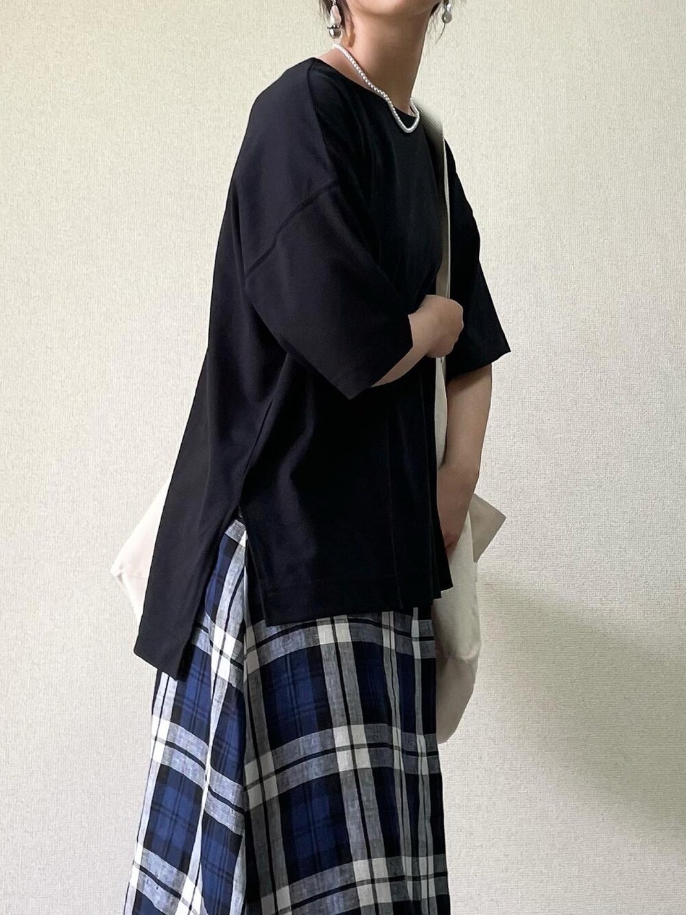 ホワイト系のバッグ、ブラック系のカーディガン/ボレロ、ブラック系のTシャツ/カットソーを着用したレディースの春コーディネートの5枚目の写真