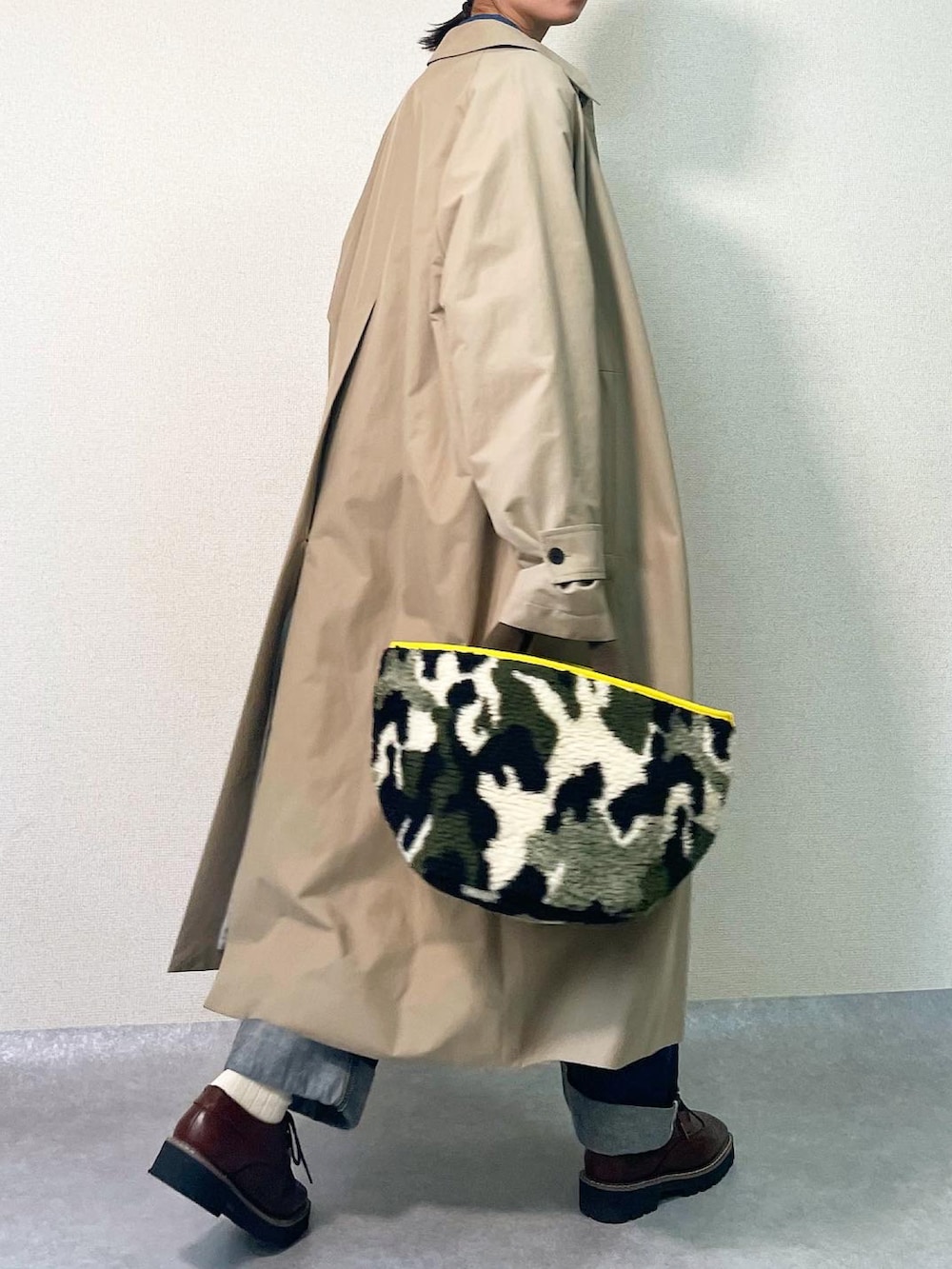 その他のバッグ、ブルー系のデニムジャケットを着用したレディースの冬コーディネートの3枚目の写真