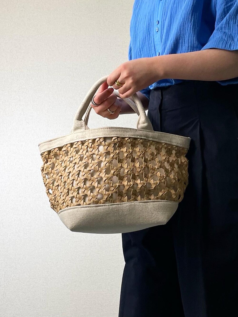 ベージュ系のバッグ、ブルー系のシャツ/ブラウス、ブルー系のその他パンツを着用したレディースの夏コーディネートの4枚目の写真