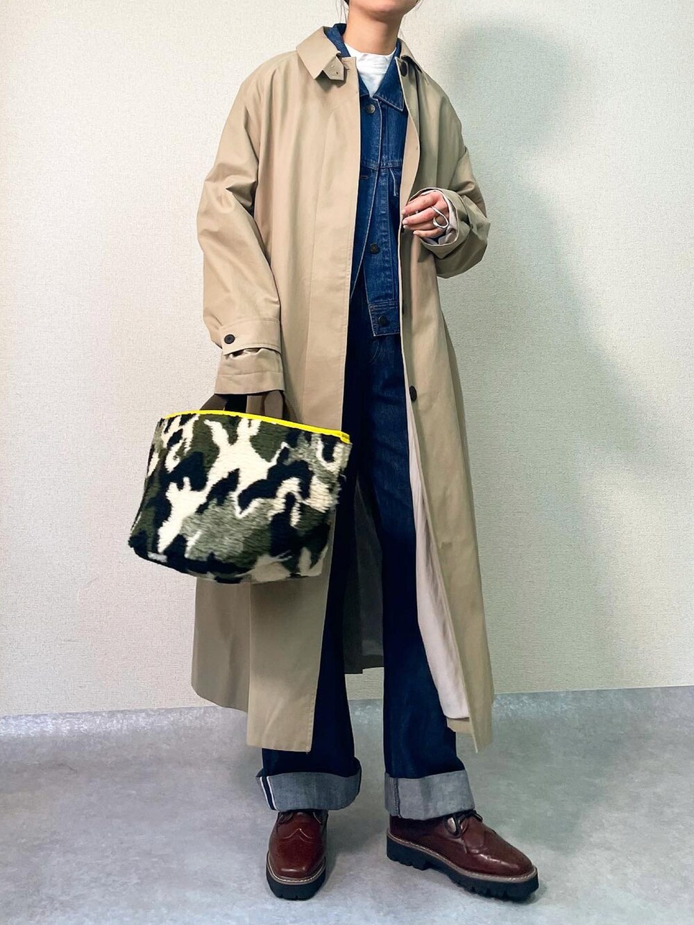 その他のバッグ、ブルー系のデニムジャケットを着用したレディースの冬コーディネートの2枚目の写真