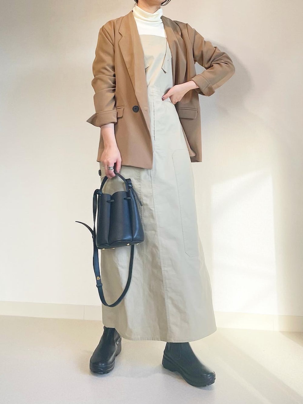 ブラウン系のテーラードジャケットを着用したレディースの秋コーディネートの4枚目の写真