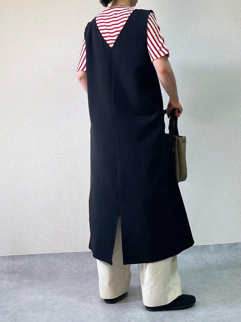 ブラック系のジャンパースカート、ホワイト系のその他パンツを着用したレディースの夏コーディネートの4枚目の写真