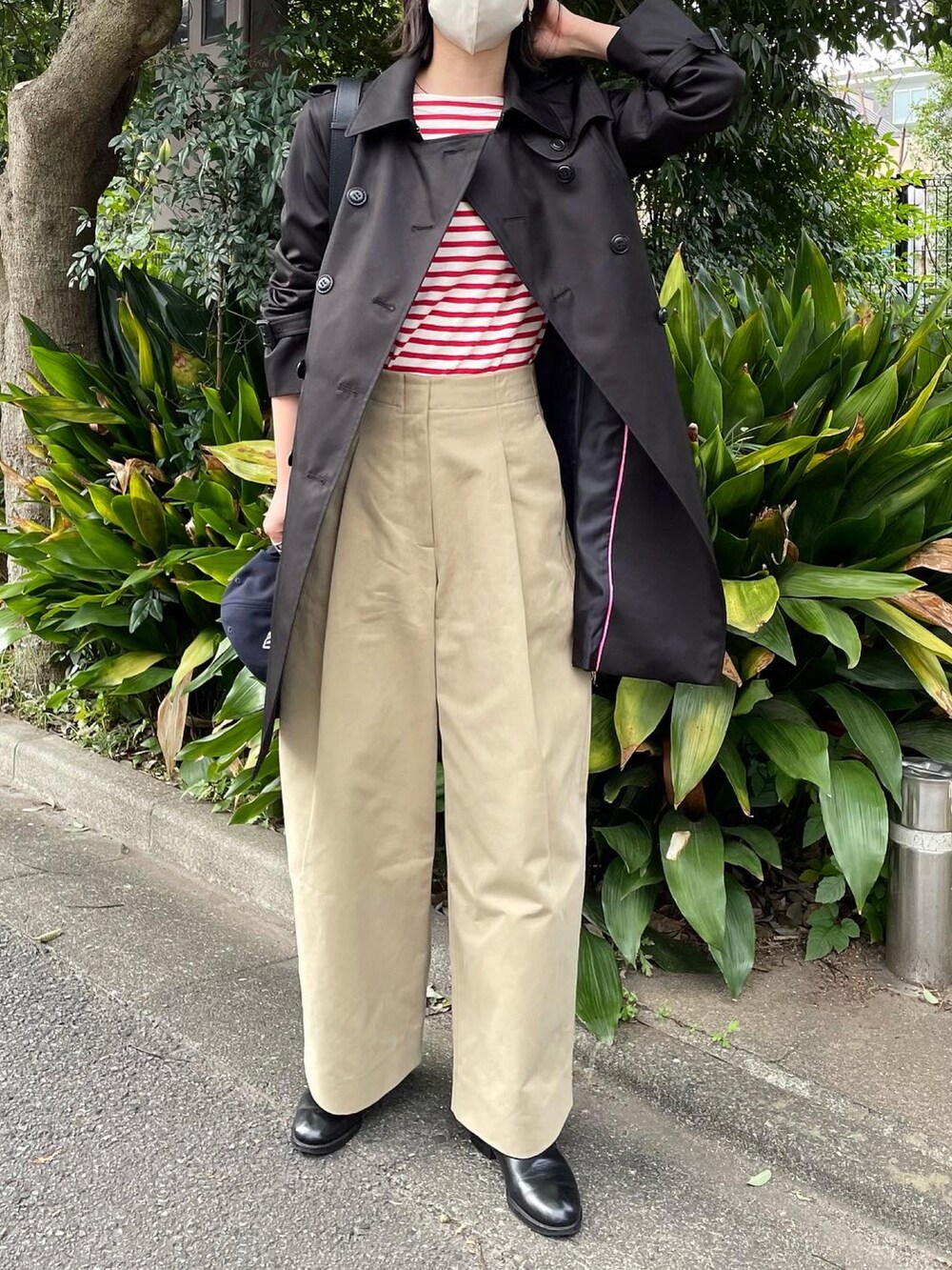 ベージュ系のその他パンツ、ブラック系のトレンチコートを着用したレディースの秋コーディネートの5枚目の写真