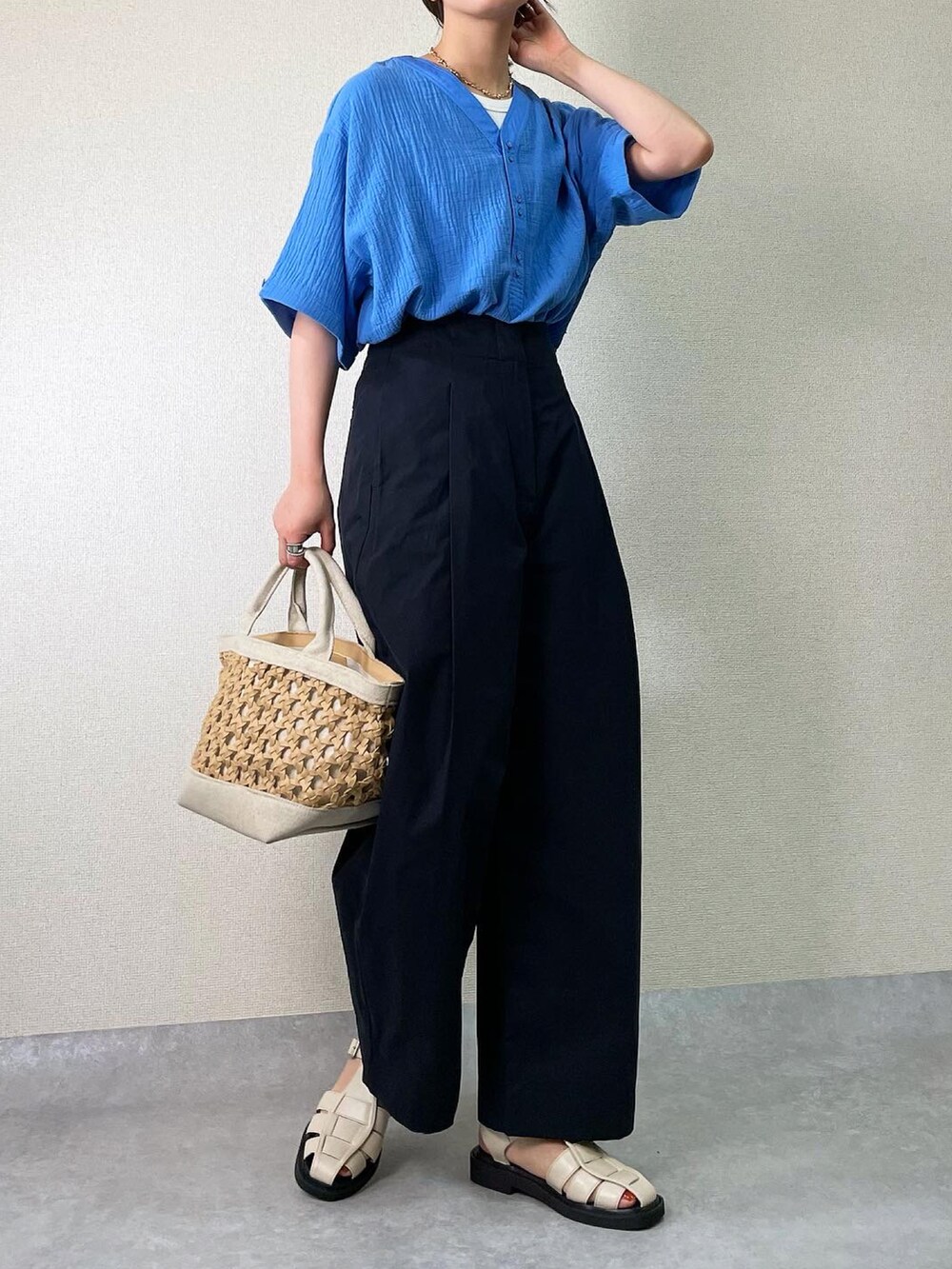 ベージュ系のバッグ、ブルー系のシャツ/ブラウス、ブルー系のその他パンツを着用したレディースの夏コーディネートの3枚目の写真