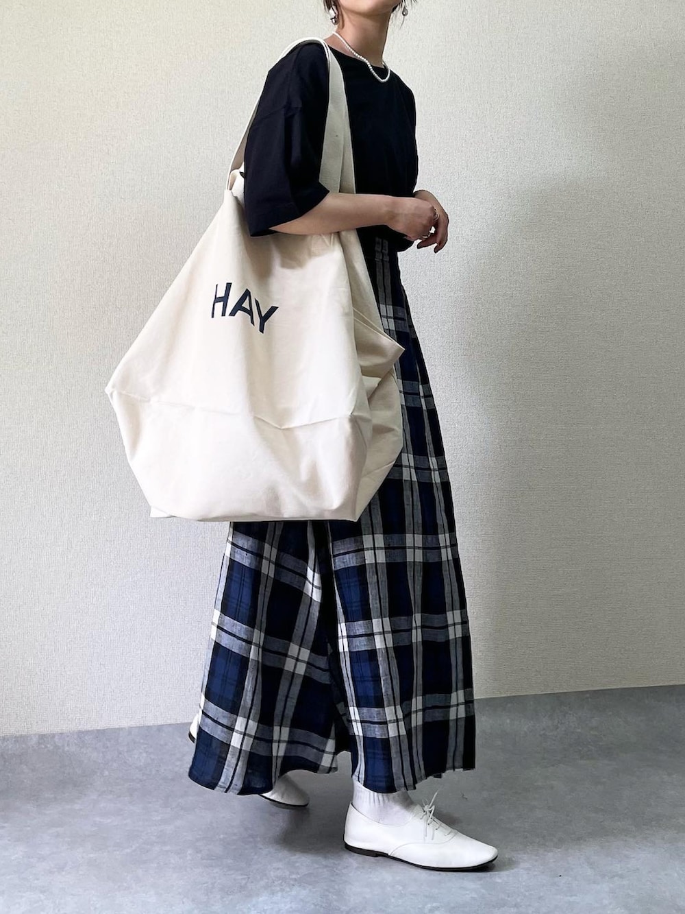 ホワイト系のバッグ、ブラック系のカーディガン/ボレロ、ブラック系のTシャツ/カットソーを着用したレディースの春コーディネートの3枚目の写真