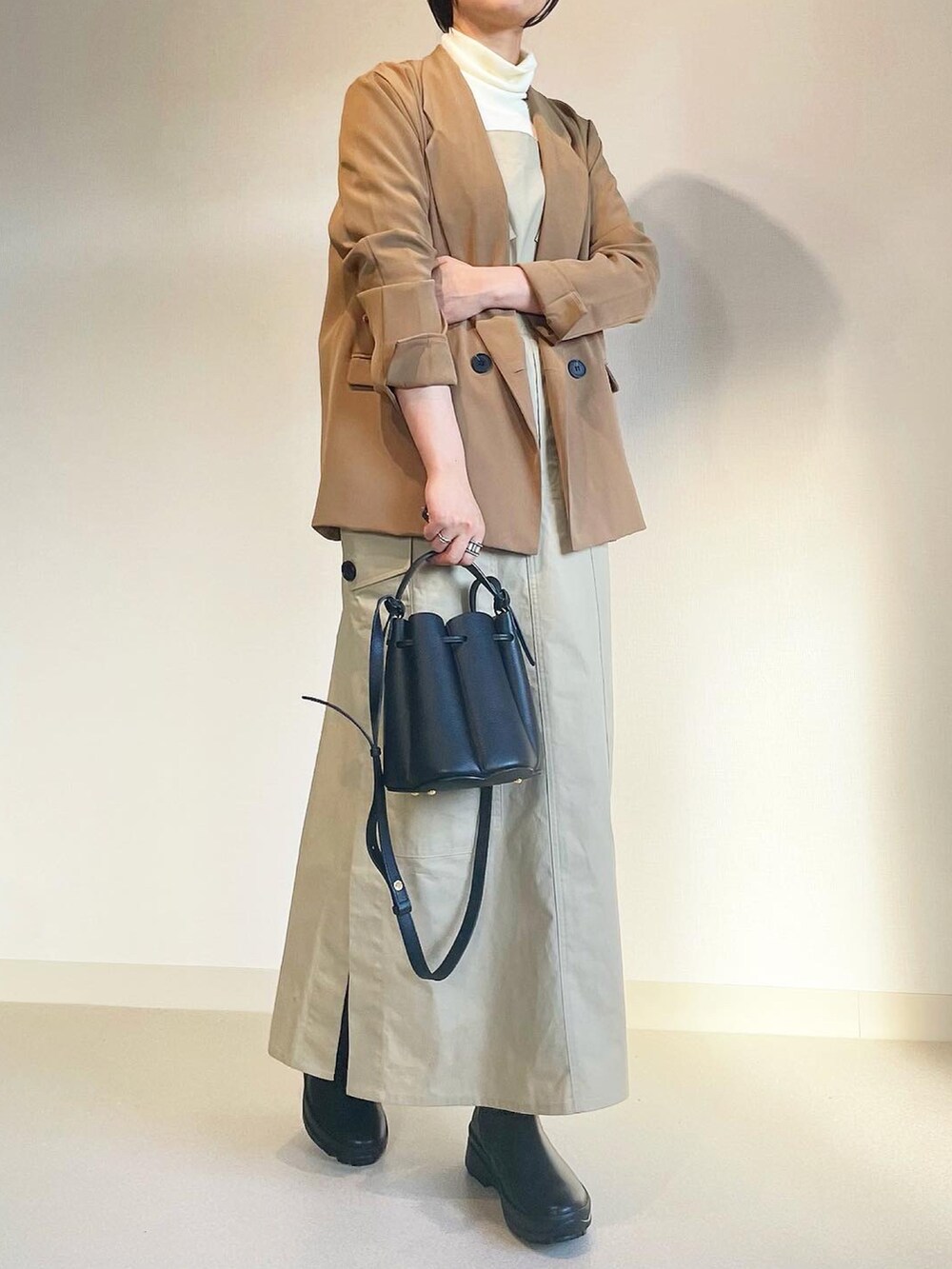 ブラウン系のテーラードジャケットを着用したレディースの秋コーディネートの3枚目の写真