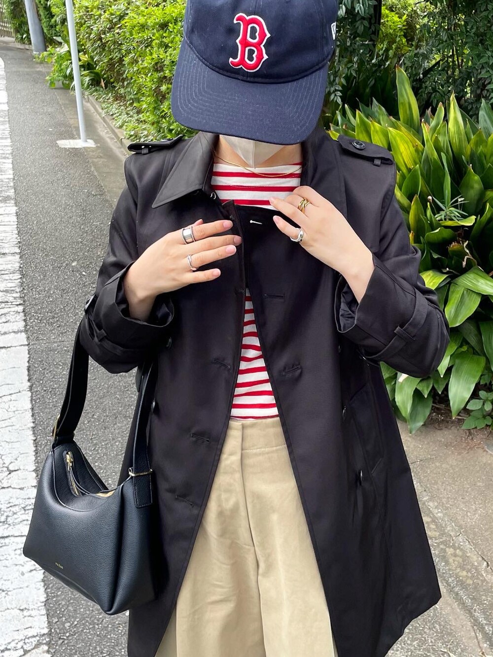 ベージュ系のその他パンツ、ブラック系のトレンチコートを着用したレディースの秋コーディネートの3枚目の写真