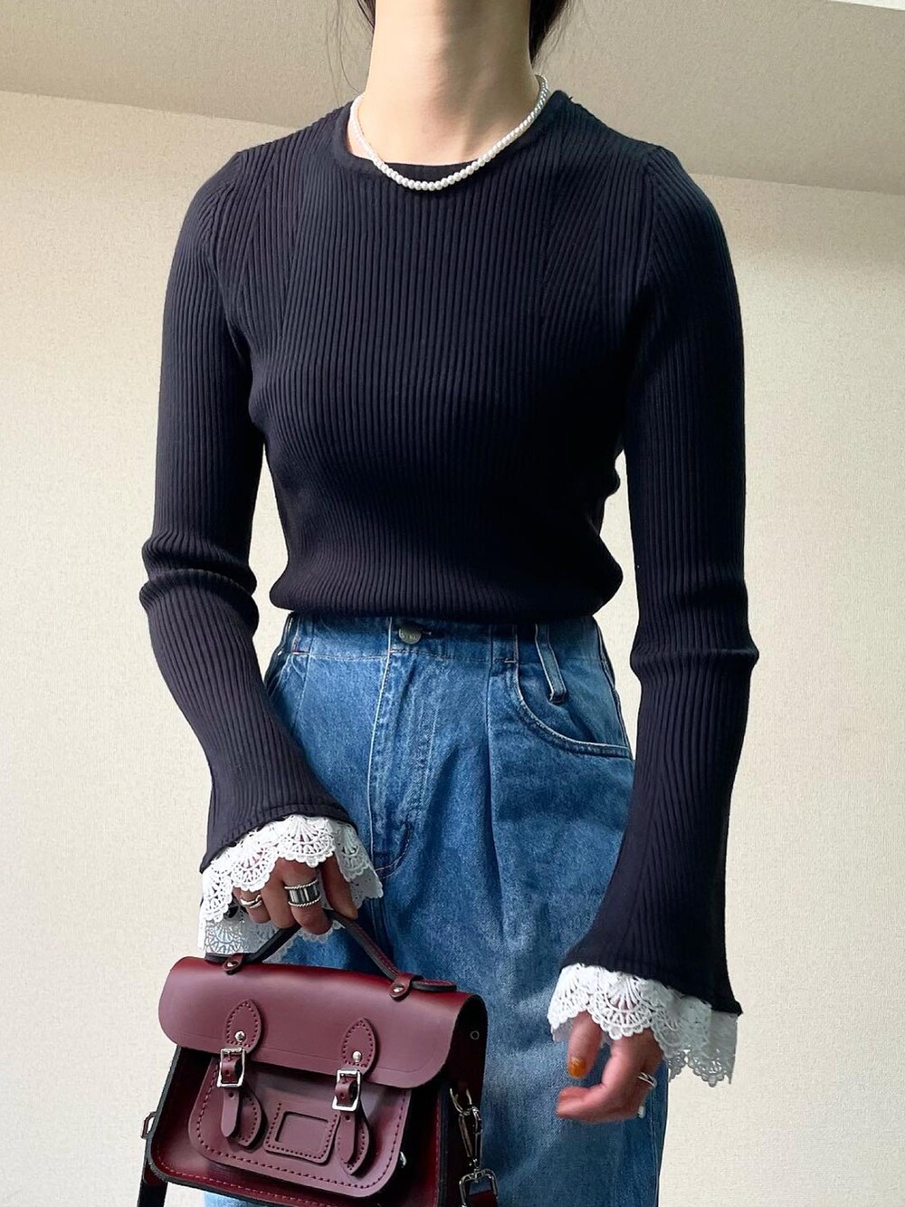 グリーン系のモッズコート、ブルー系のTシャツ/カットソー、ブルー系のデニムパンツを着用したレディースの冬コーディネートの5枚目の写真