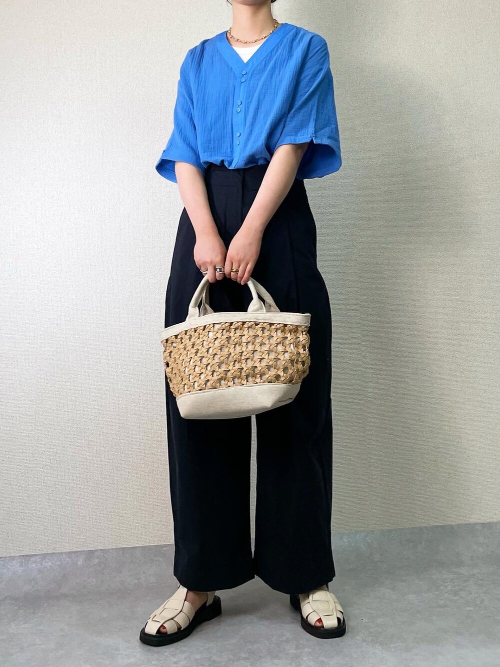 ベージュ系のバッグ、ブルー系のシャツ/ブラウス、ブルー系のその他パンツを着用したレディースの夏コーディネートの2枚目の写真