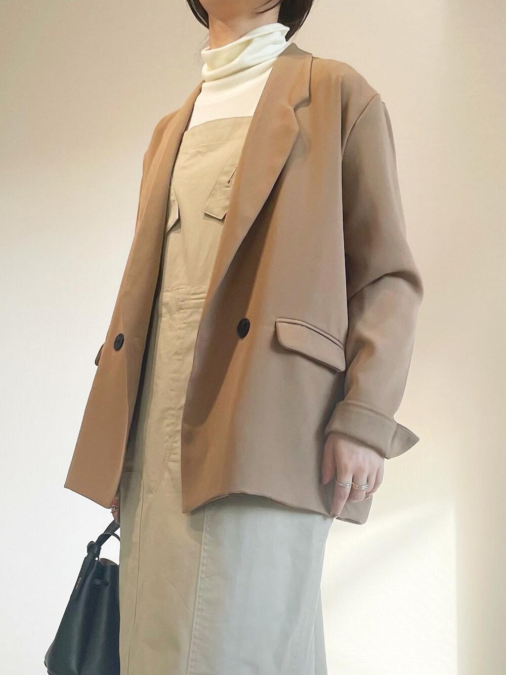 ブラウン系のテーラードジャケットを着用したレディースの秋コーディネートの5枚目の写真