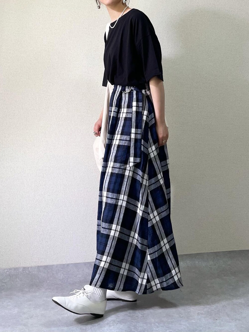 ホワイト系のバッグ、ブラック系のカーディガン/ボレロ、ブラック系のTシャツ/カットソーを着用したレディースの春コーディネートの4枚目の写真