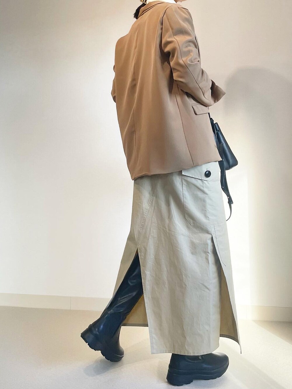 ブラウン系のテーラードジャケットを着用したレディースの秋コーディネートの2枚目の写真