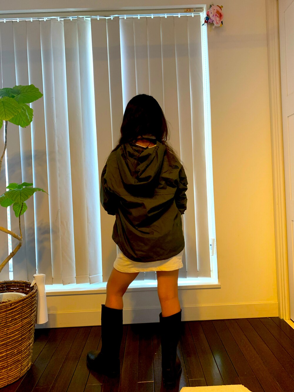 「雨の日コーデ、雨の日、スカート 白、嵐、長靴、傘、レインシューズ、雨の日スタイル、雨は好き」｜「ZARA KIDSのアイテム（その他シューズ、ブラック系）」を使った、ももちゃんさん（キッズ・130cm）の夏コーディネートの3枚目の写真