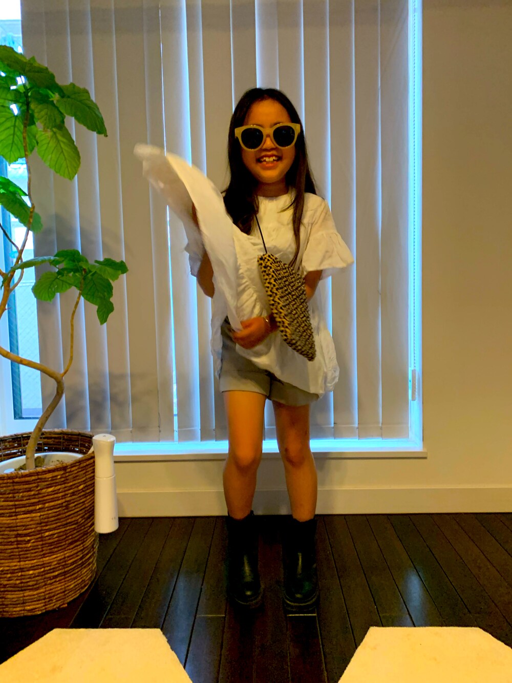 「ZARA KIDS、夏のブーツ、フリフリは嫌い、仕方なく、ワンピース、躍動感」｜「BRANSHESのアイテム（ワンピース、ホワイト系）」を使った、ももちゃんさん（キッズ・130cm）の夏コーディネートの3枚目の写真