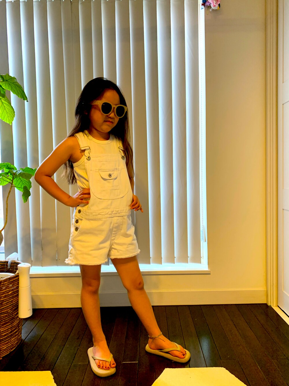 「機嫌がお悪いようで、ワガママ娘、真夏日、オーバーオール、怒ってます！！！」｜「ZARA KIDSのアイテム（ビーチサンダル、ベージュ系）」を使った、ももちゃんさん（キッズ・130cm）の夏コーディネートの3枚目の写真