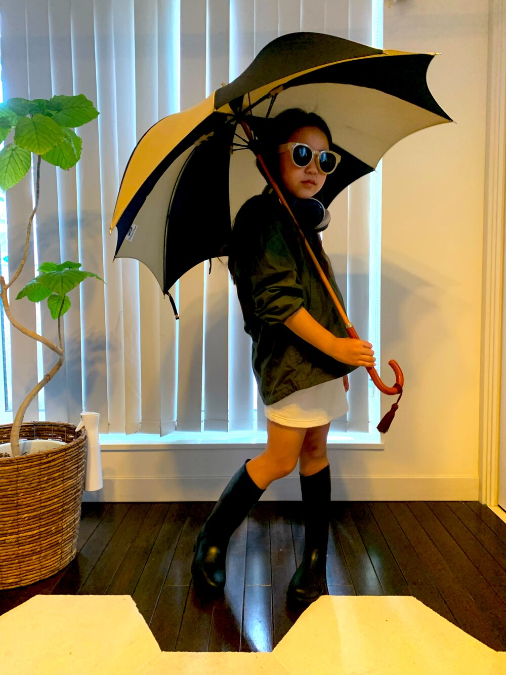 「雨の日コーデ、雨の日、スカート 白、嵐、長靴、傘、レインシューズ、雨の日スタイル、雨は好き」｜「ZARA KIDSのアイテム（その他シューズ、ブラック系）」を使った、ももちゃんさん（キッズ・130cm）の夏コーディネートの2枚目の写真