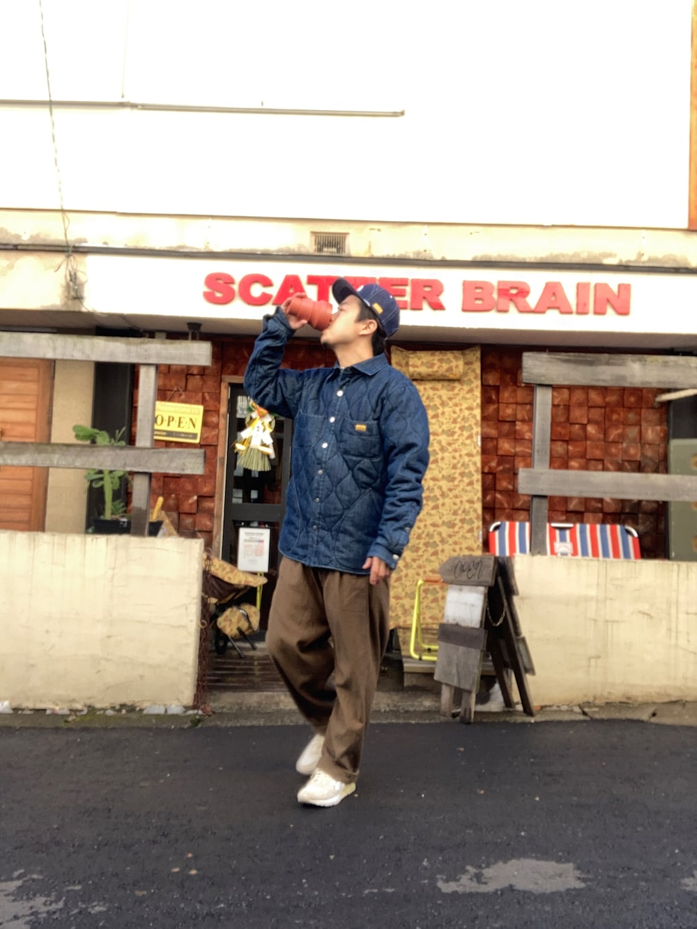 グリーン系のチノパンツ、ブルー系のシャツ/ブラウス、ブルー系のキャップを着用したメンズの冬コーディネートの2枚目の写真