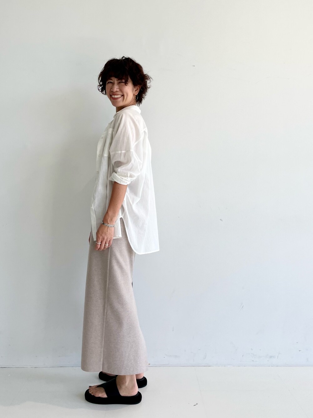 ホワイト系のシャツ/ブラウス、ベージュ系のワンピースを着用したレディースの春コーディネートの7枚目の写真