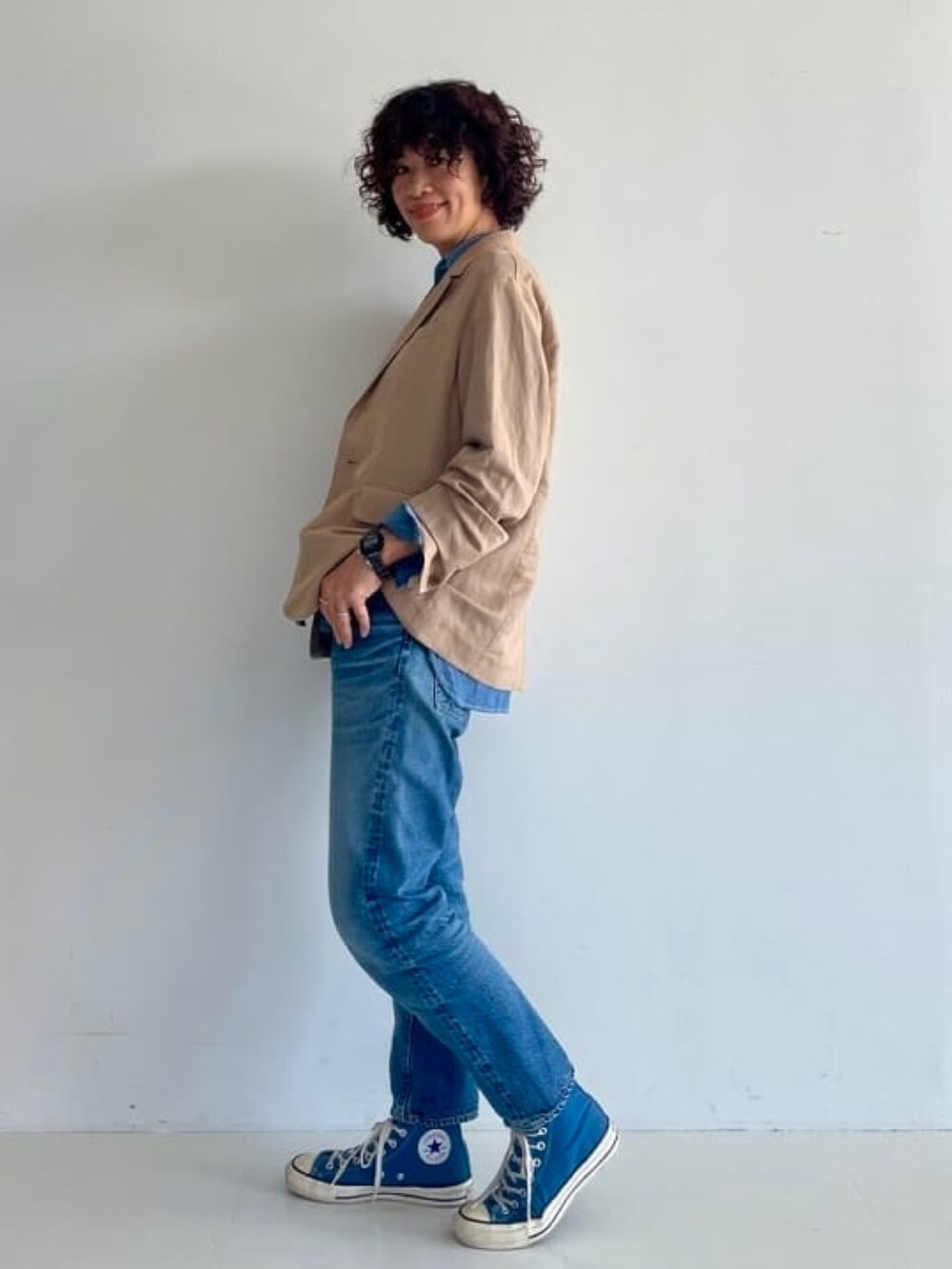 ベージュ系のその他アウター、ブルー系のシャツ/ブラウス、ブルー系のデニムパンツを着用したレディースの春コーディネートの5枚目の写真