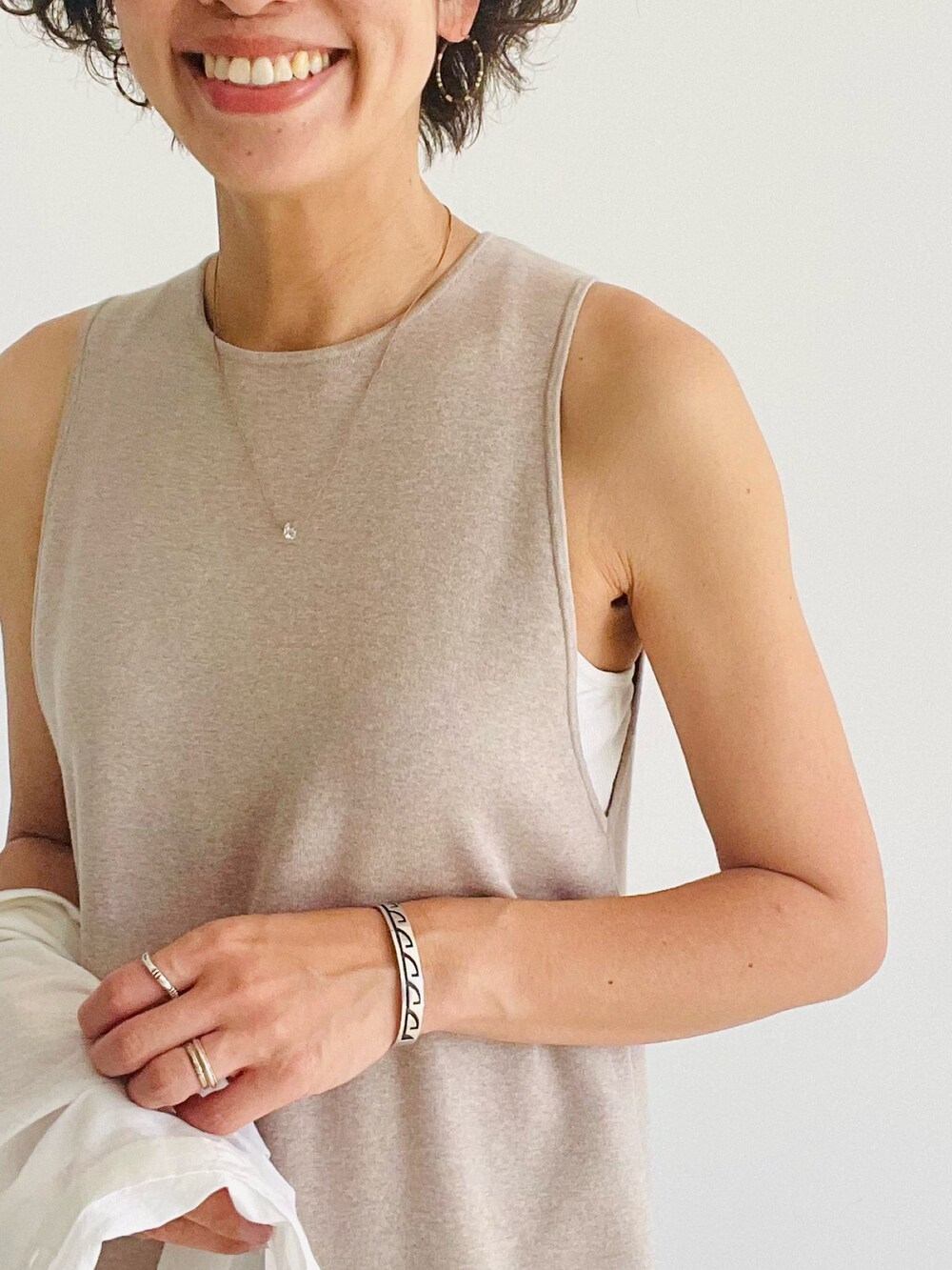 ホワイト系のシャツ/ブラウス、ベージュ系のワンピースを着用したレディースの春コーディネートの4枚目の写真