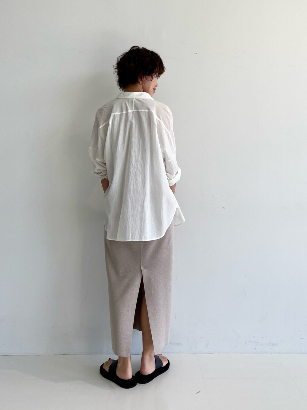 ホワイト系のシャツ/ブラウス、ベージュ系のワンピースを着用したレディースの春コーディネートの8枚目の写真