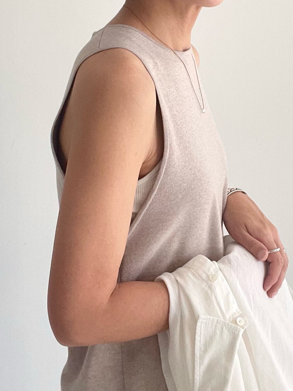 ホワイト系のシャツ/ブラウス、ベージュ系のワンピースを着用したレディースの春コーディネートの5枚目の写真