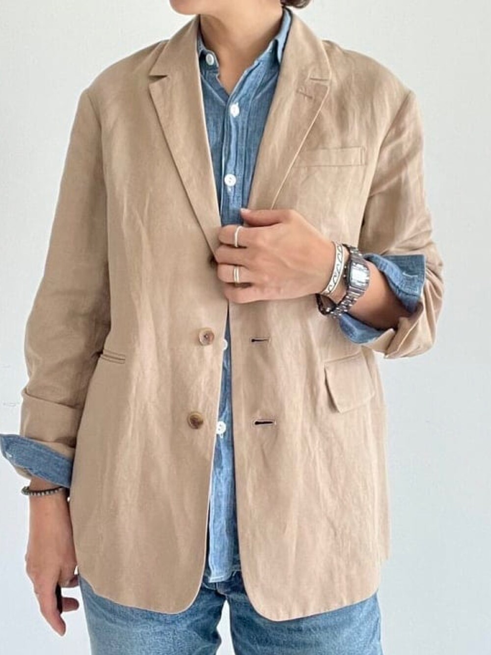 ベージュ系のその他アウター、ブルー系のシャツ/ブラウス、ブルー系のデニムパンツを着用したレディースの春コーディネートの2枚目の写真