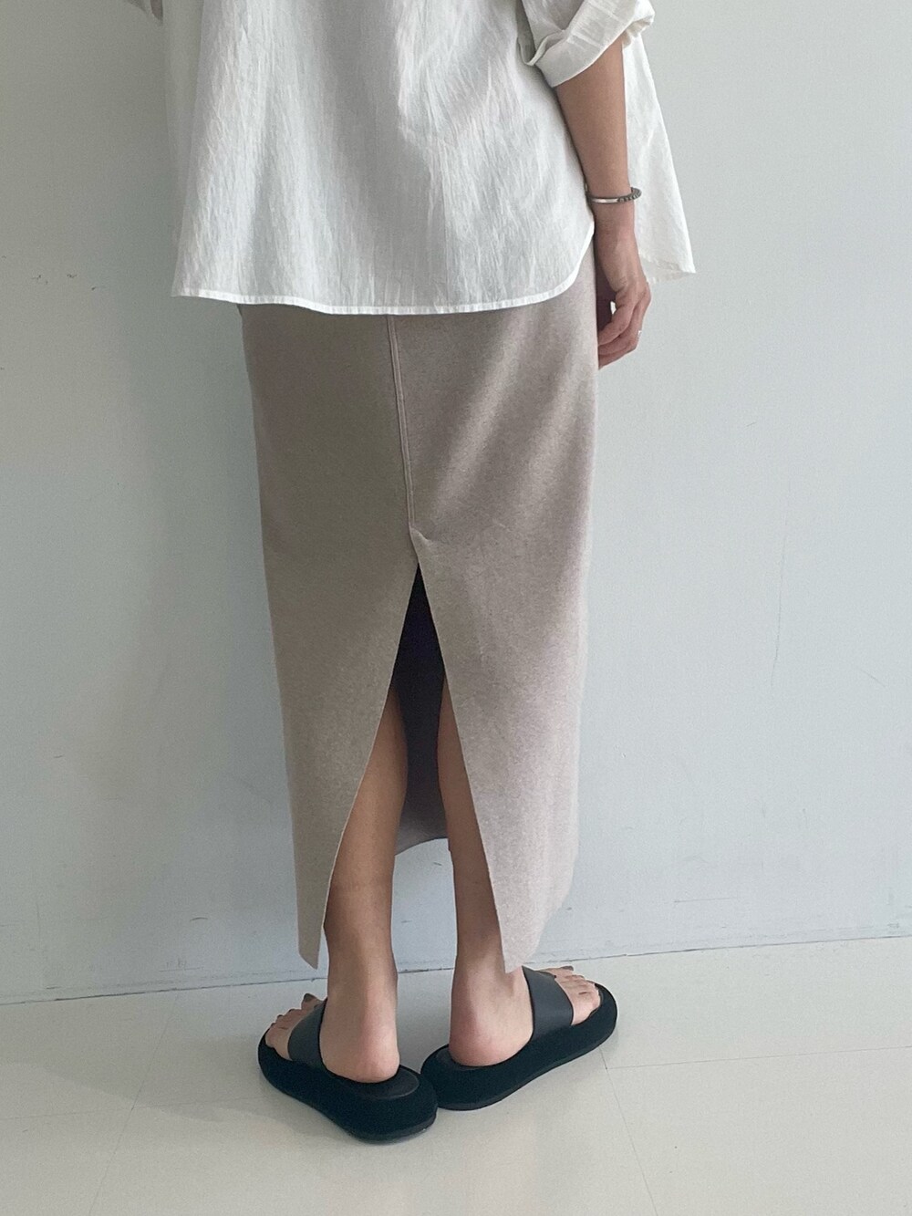 ホワイト系のシャツ/ブラウス、ベージュ系のワンピースを着用したレディースの春コーディネートの6枚目の写真