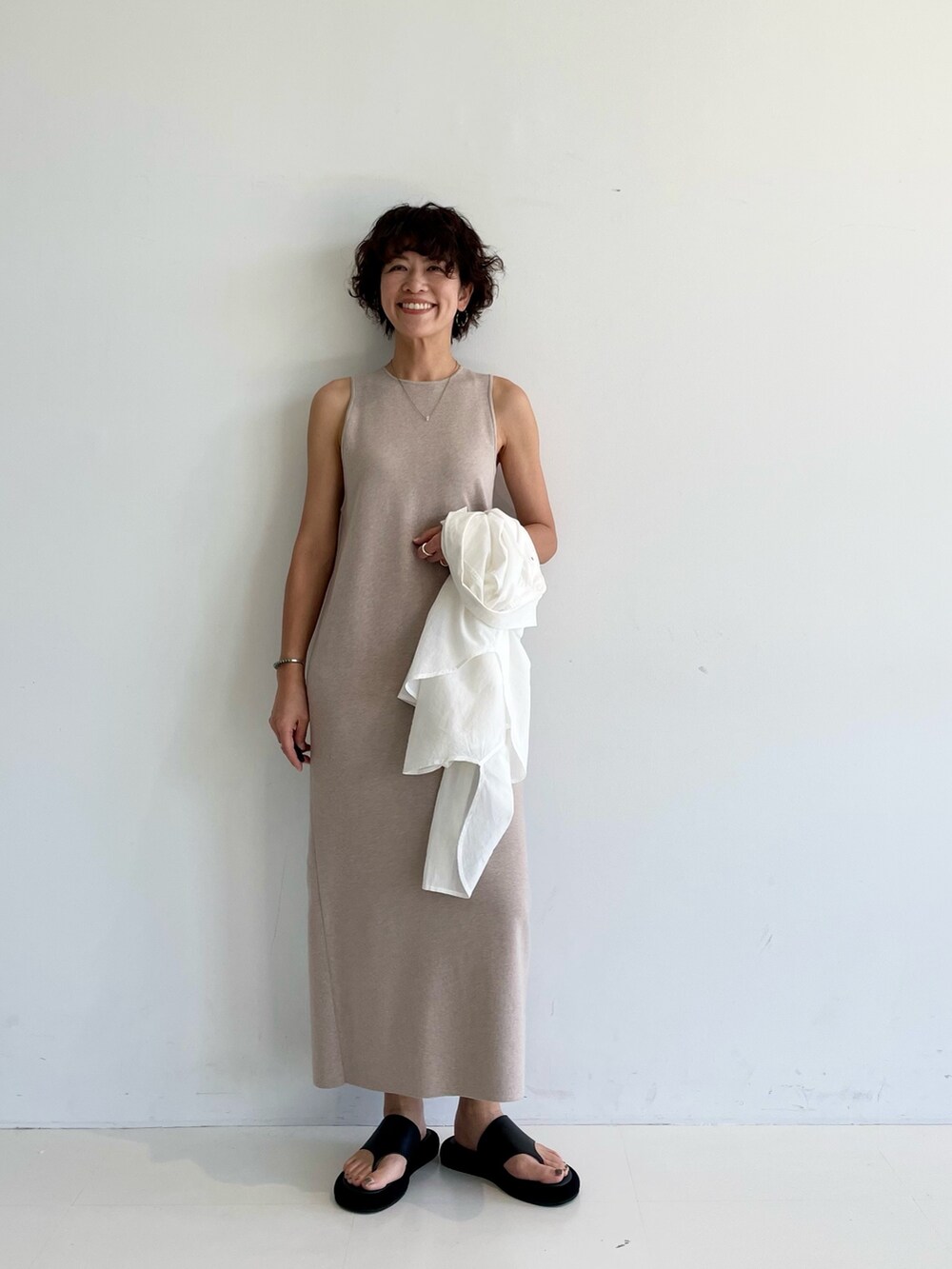 ホワイト系のシャツ/ブラウス、ベージュ系のワンピースを着用したレディースの春コーディネートの2枚目の写真