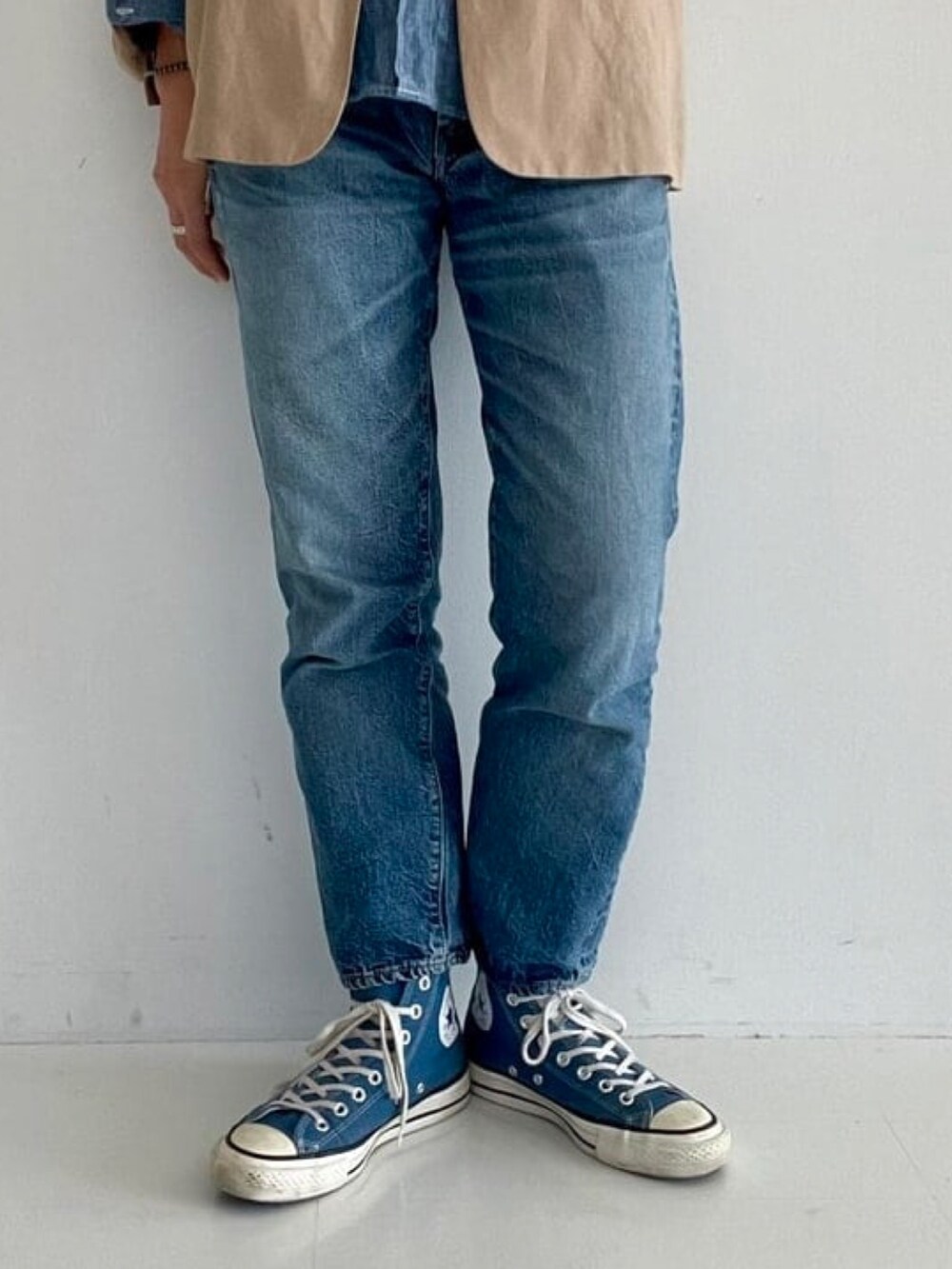 ベージュ系のその他アウター、ブルー系のシャツ/ブラウス、ブルー系のデニムパンツを着用したレディースの春コーディネートの4枚目の写真