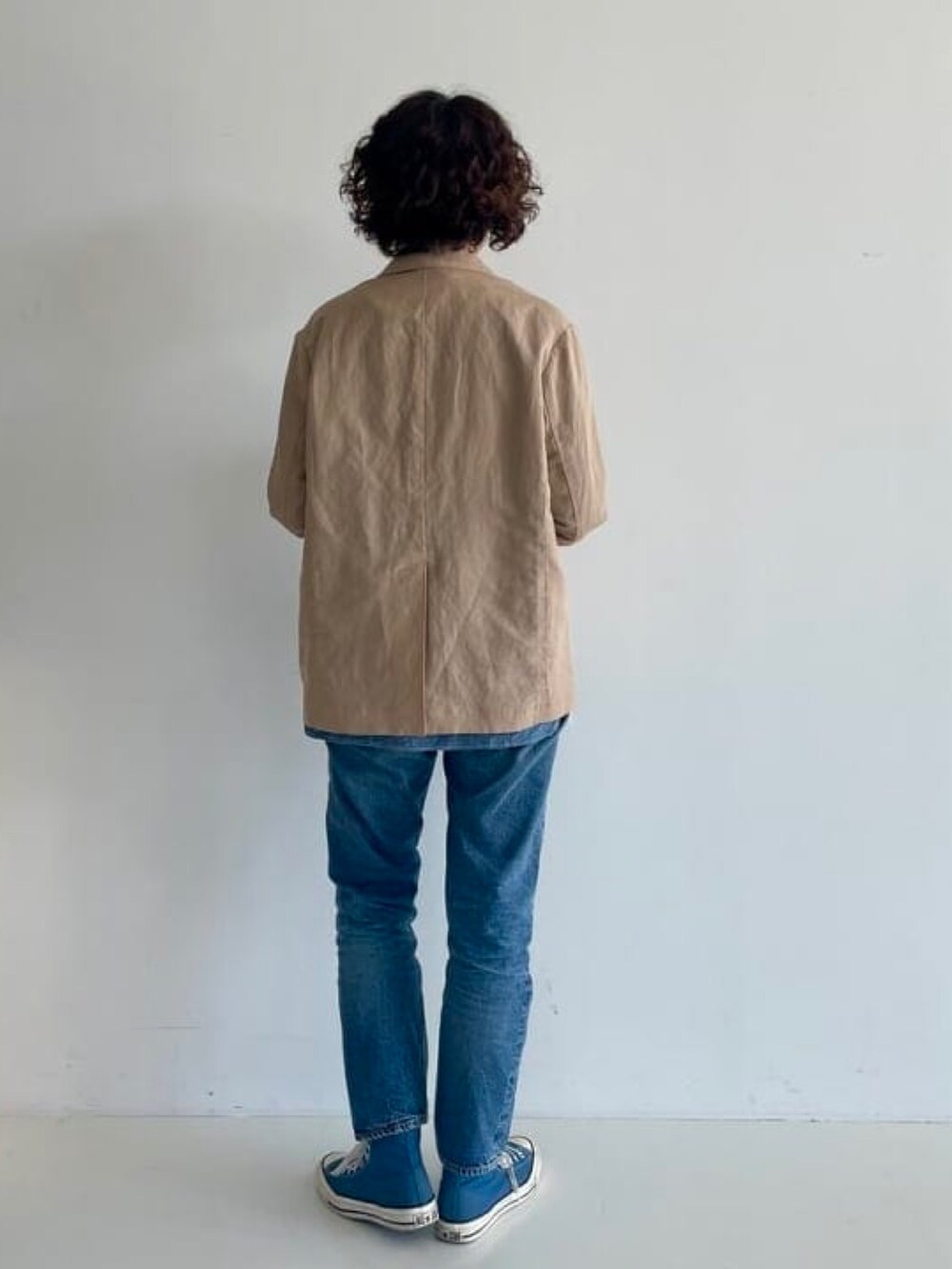 ベージュ系のその他アウター、ブルー系のシャツ/ブラウス、ブルー系のデニムパンツを着用したレディースの春コーディネートの6枚目の写真