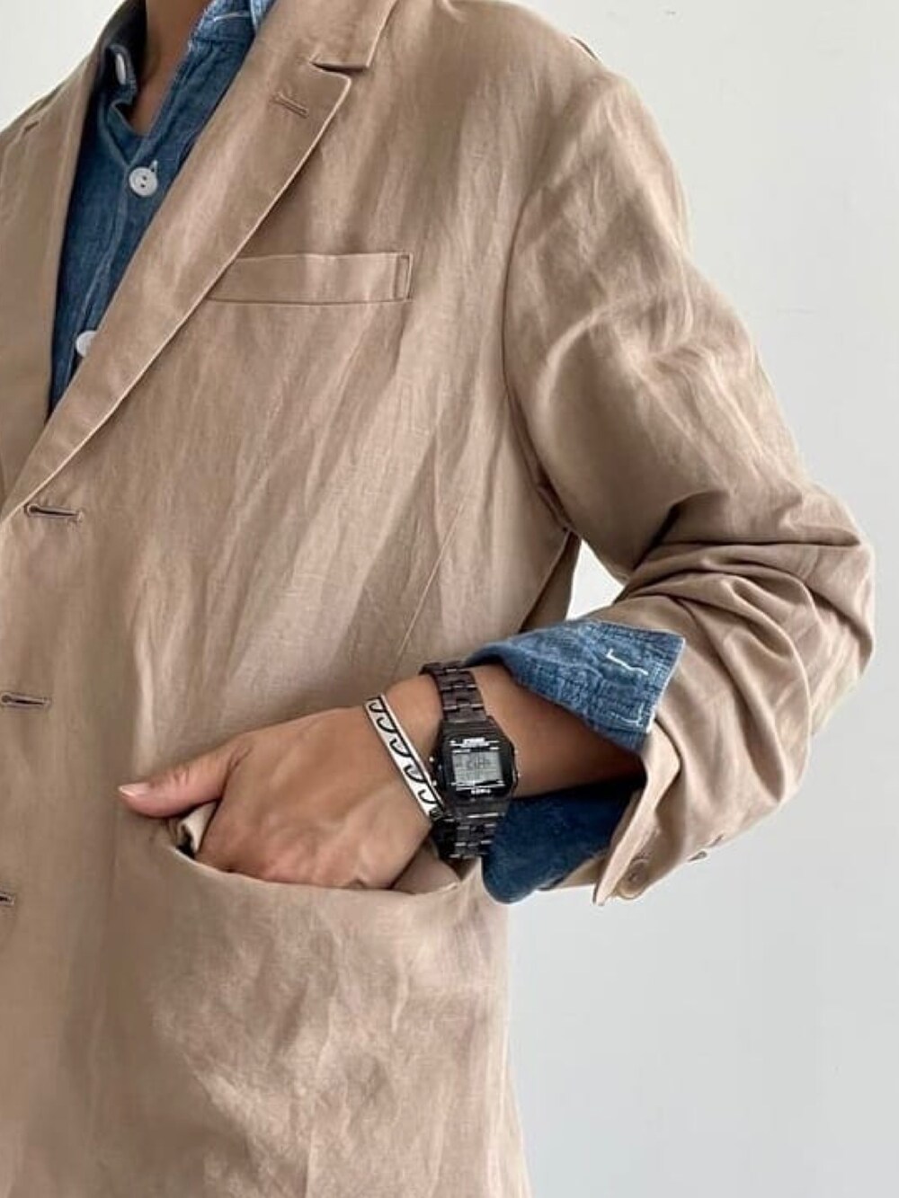 ベージュ系のその他アウター、ブルー系のシャツ/ブラウス、ブルー系のデニムパンツを着用したレディースの春コーディネートの3枚目の写真