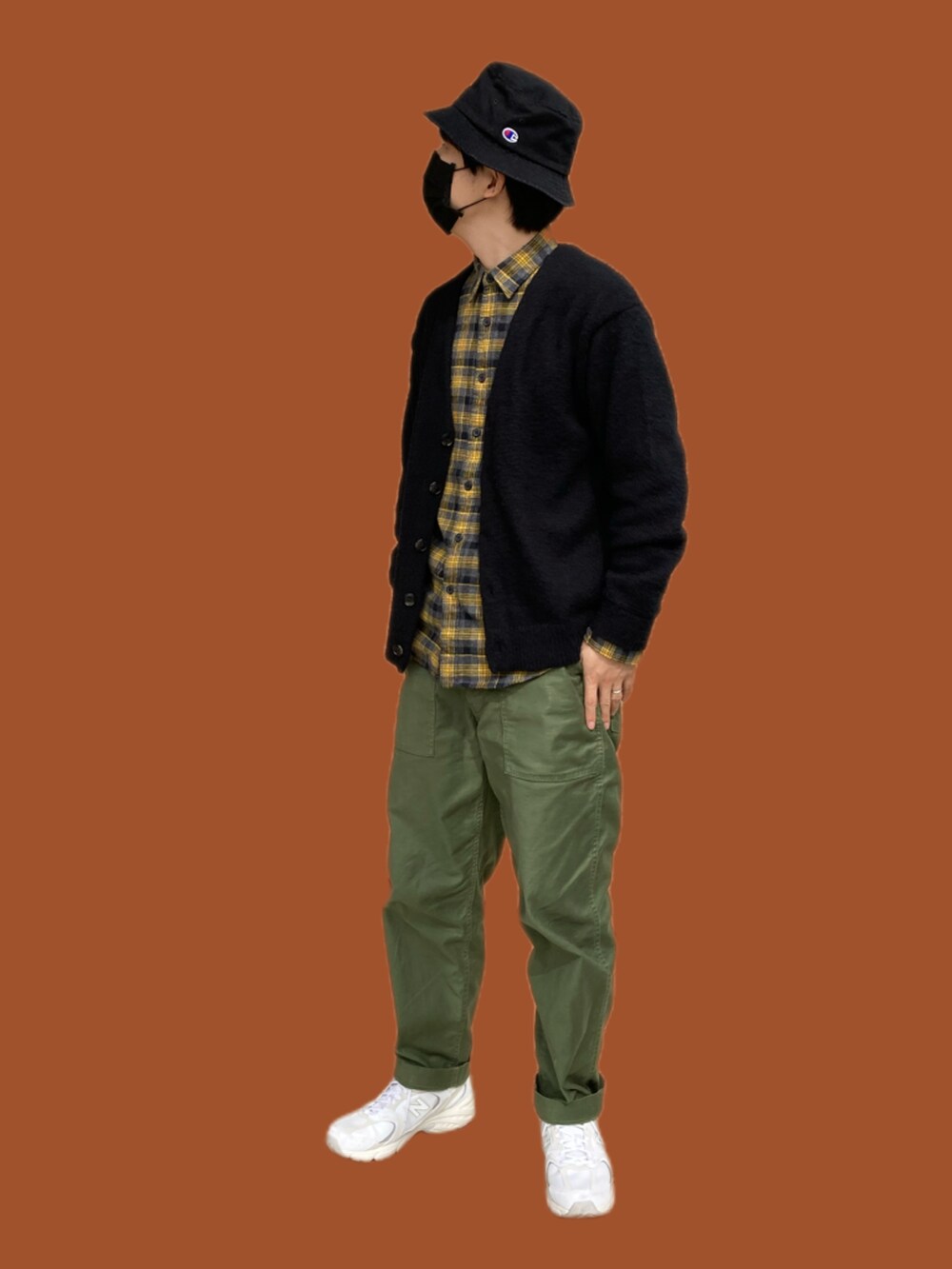 ブラック系のカーディガン/ボレロ、イエロー系のシャツ/ブラウス、グリーン系のパンツを着用したメンズの春コーディネートの2枚目の写真