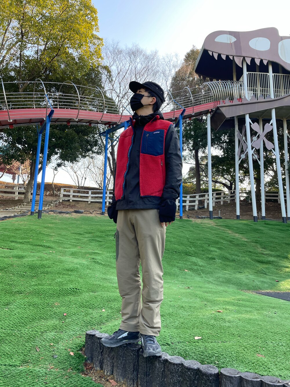 ブラック系のその他パンツ、ブラック系のシューズ、その他のその他アウターを着用したメンズの冬コーディネートの2枚目の写真