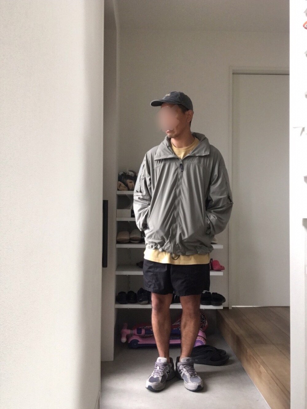 「ミリタリージャケット、グレー、シェル、Tシャツ、マスタード、短パン、ショートパンツ、スニーカー、キャップ」｜「BEYONDのPCU LEVEL5 Glacier Jacket Alpha Green（ミリタリージャケット、グレー系）」を使った、ボルさん（メンズ・172cm）の秋コーディネートの2枚目の写真