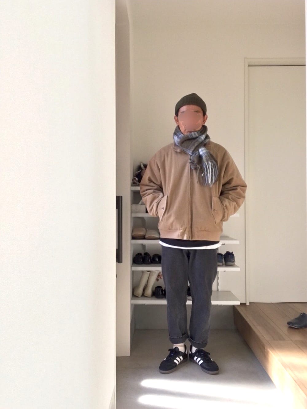 ベージュ系のブルゾン、ブラック系のスウェット、グレー系のTシャツ/カットソーを着用したメンズの冬コーディネートの2枚目の写真